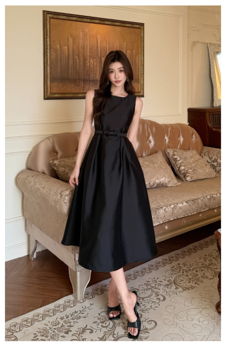 Black Hepburn Sleeveless Mid-length Dress