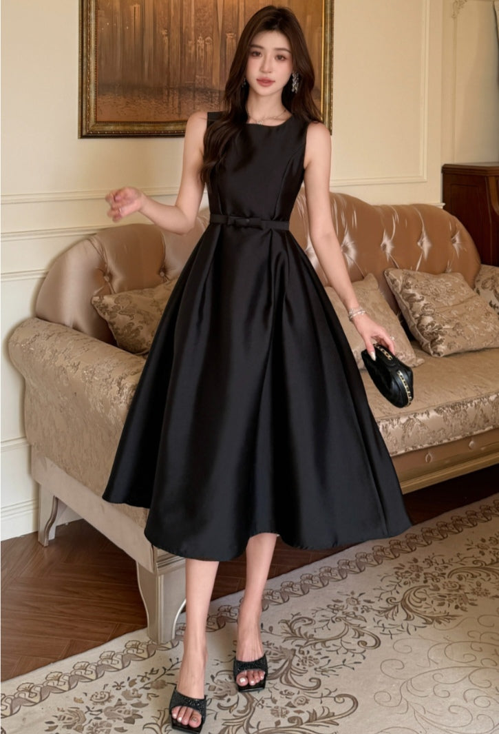 Black Hepburn Sleeveless Mid-length Dress