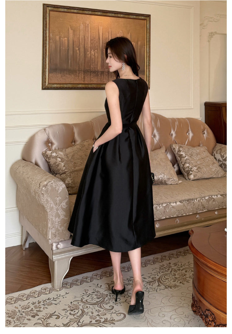 Black Hepburn Sleeveless Mid-length Dress