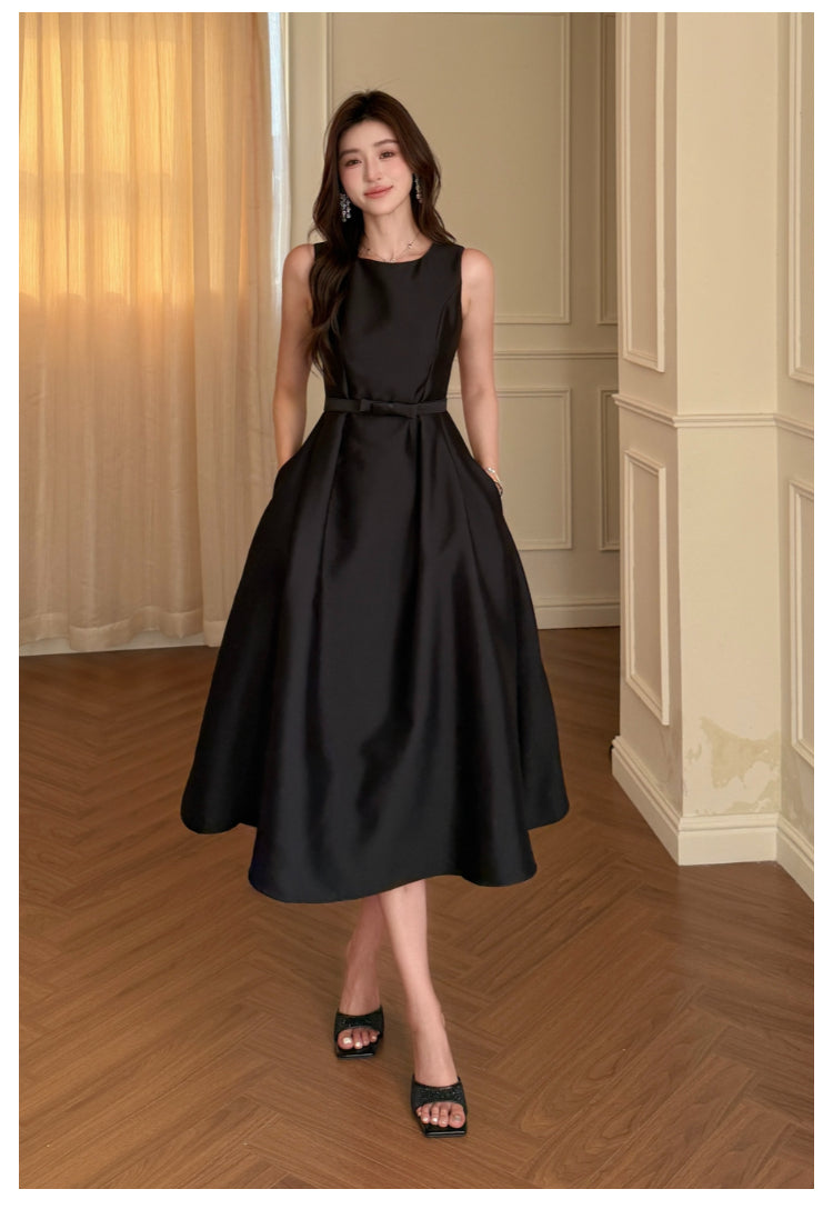 Black Hepburn Sleeveless Mid-length Dress